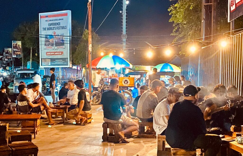 Dulu Tempat Demo Mahasiswa, Depan Kampus UNG Kini Jadi Tempat Nongkrong Favorit Anak Muda