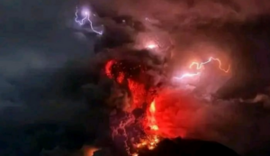 Gunung Ruang di Sulawesi Utara Meletus, Keluarkan Petir dan Awan Hitam, Warga Terpaksa Mengungsi