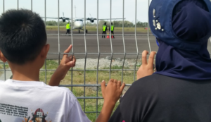 Walaupun Dari Balik Pagar, Warga Pohuwato Menonton Pendaratan Pesawat di Bandara Udara Panua Pohuwato, Ini Alasanya