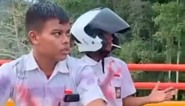 Merayakan Kelulusan, Oknum Siswa di Gorontalo Coret-coret  Jembatan GORR Sambil Merokok