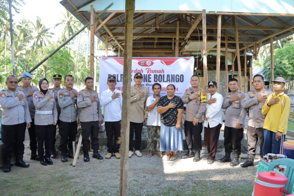 Polres Bone Bolango Renovasi Rumah Warga Tak Layak Huni di Kecamatan Botupingge