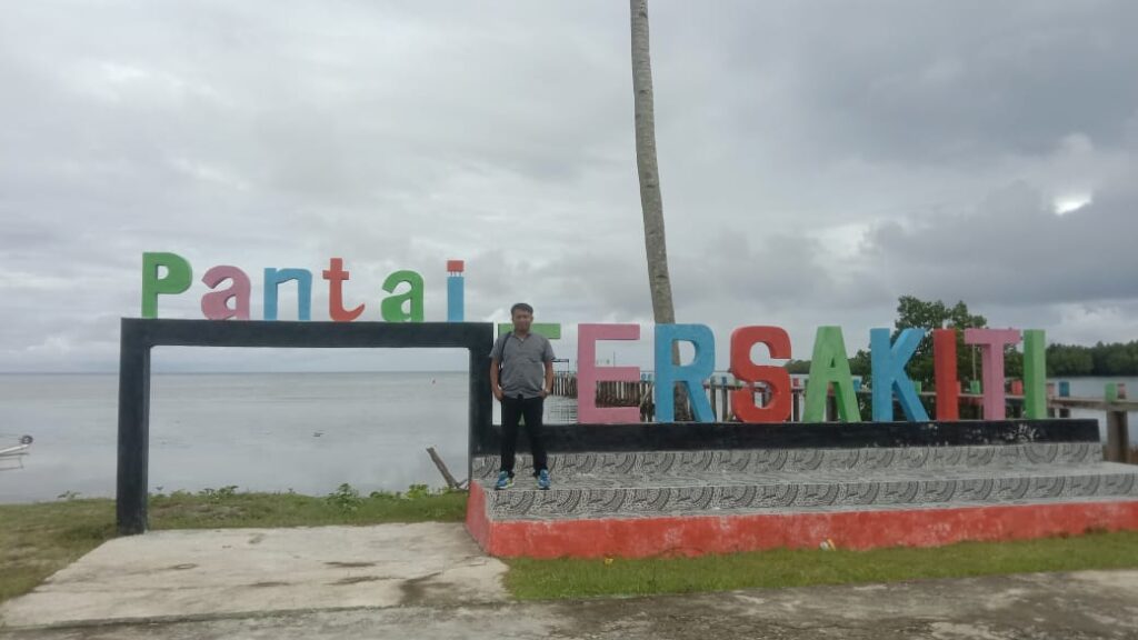 Unik Desa di Bolsel Sulap Tempat Sampah Jadi Wisata Pantai Tersakiti