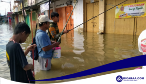 Hilangkan Stress, Korban Banjir Kota Gorontalo Jadikan Genangan Banjir Untuk Memancing Ikan