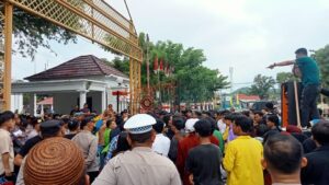 Demo Mahasiswa Gorontalo Tolak Tapera-Penyiaran Ricuh, Pagar Utama Rumah Dinas Gubernur Rusak