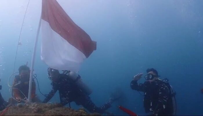 HUT RI ke-79, Kodim-Lanal Gorontalo Ikut Kibarkan Bendera Merah Putih di Bawah Laut