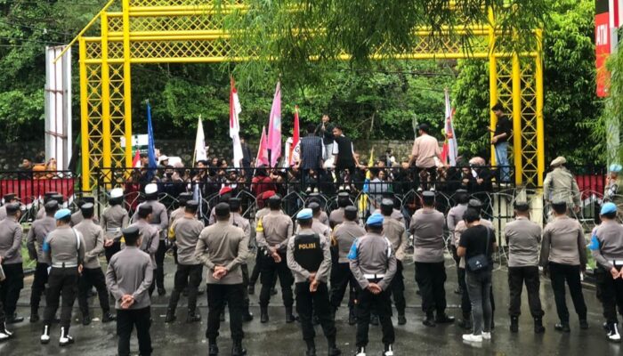 Demo Tolak Revisi UU Pilkada, Massa Jebol Pagar Gedung DPRD Gorontalo