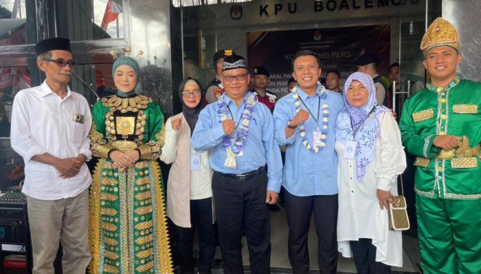 Kemeja Biru “Gemoy” Kemenangan Prabowo-Gibran Dipakai Pasangan “MARWAH” dalam Pendaftaran Pilkada Boalemo