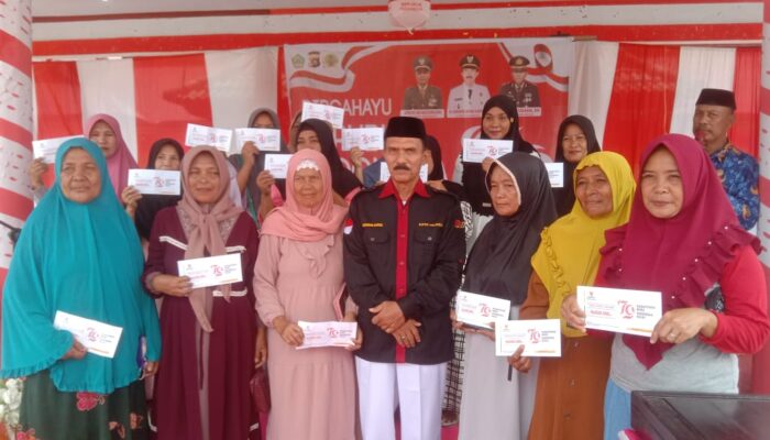 HUT ke-79 RI, Camat Mananggu Serahkan Bantuan Inisiatif ASN Boalemo untuk Warga