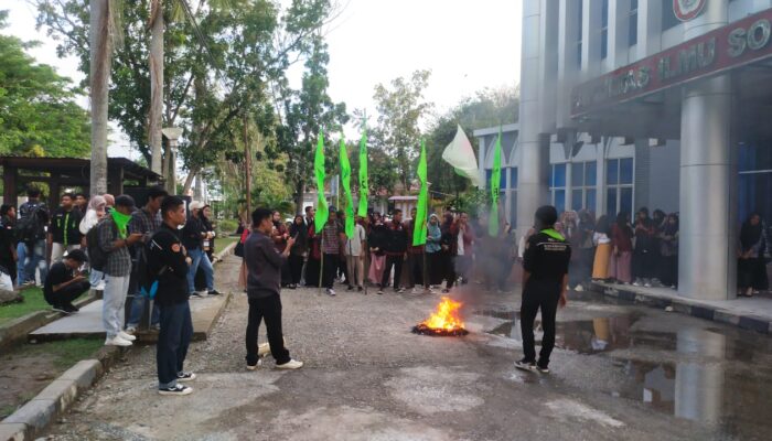 Mahasiswa IHK UNG Gelar Demo Depan Fakultas Ilmu Sosial, Bakar Ban