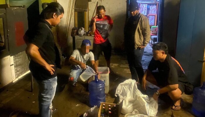 Polresta Gorontalo Sita 28 Botol Miras-1 Galon Cap Tikus, Pemilik Rumah Ditangkap 