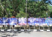 Gedung DPRD Gorontalo Penuh Karangan Bunga Warna Biru Mendominasi