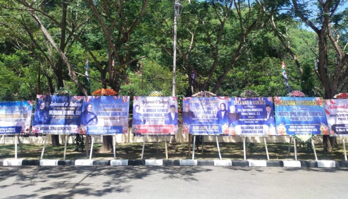 Gedung DPRD Gorontalo Penuh Karangan Bunga Warna Biru Mendominasi