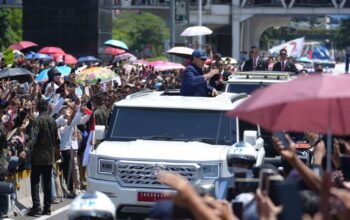 Prabowo Subianto Pamerkan Mobil MV3 Garuda Limousine Karya Anak Bangsa Usai Pelantikan