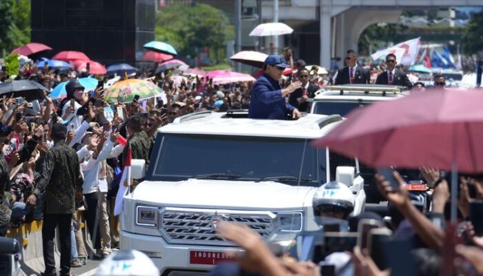 Prabowo Subianto Pamerkan Mobil MV3 Garuda Limousine Karya Anak Bangsa Usai Pelantikan