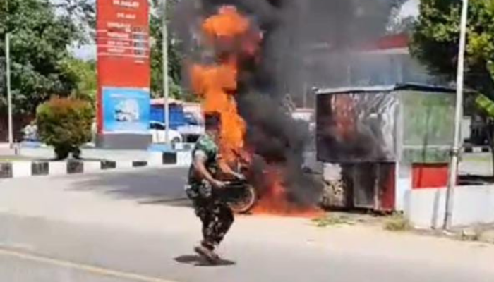 Detik-detik Kebakaran Motor di Depan SPBU, Babinsa dan Warga Mananggu Cepat Padamkan Api