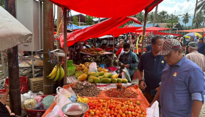 Peduli Ketersediaan Stok Pangan Jelang Natal dan Tahun Baru, Komisi II DPRD Provinsi Gorontalo Inspeksi Pasar Suwawa