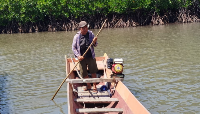 Kisah Inspirasi Sunaryo, Ojek Perahu Wisata Torosiaje yang Berhasil Sekolahkan Anak-anak Hingga Sarjana