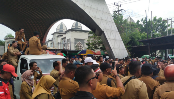 BREAKING NEWS! Gaji Tak Dibayar, Ratusan Aparat Desa Gelar Aksi Protes di DPRD Kabupaten Gorontalo