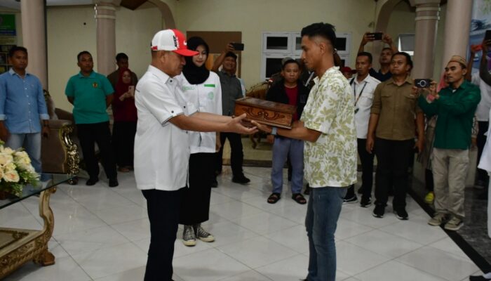 Bupati Pohuwato Terima Duplikat Bendera Pusaka untuk Peringati Hari Patriotik 23 Januari 1942