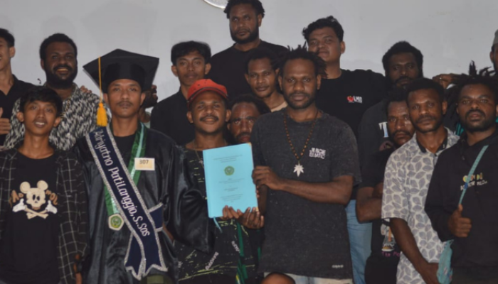 Tolak Rasisme di Gorontalo, Wisudawan IAIN Serahkan Skripsi ke Mahasiswa Papua