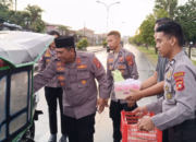 Ramadan Penuh Berkah, Kapolres Pohuwato Bagikan Takjil untuk Pengendara