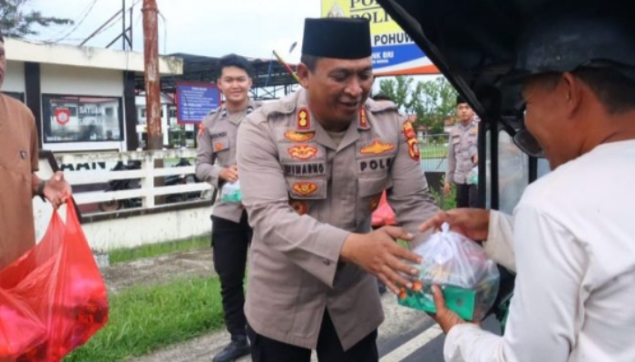 Kapolres Pohuwato Berbagi Takjil ke Pengendara, Wujud Kepedulian di Bulan Ramadan