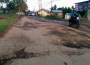 Warga Keluhkan Jalan Penghubung Desa di Wanggarasi Tak Kunjung Diperbaiki