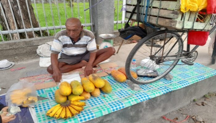 Sebatang Kara, Kakek Nini Jualan Buah di Kota Gorontalo Demi Sepiring Nasi