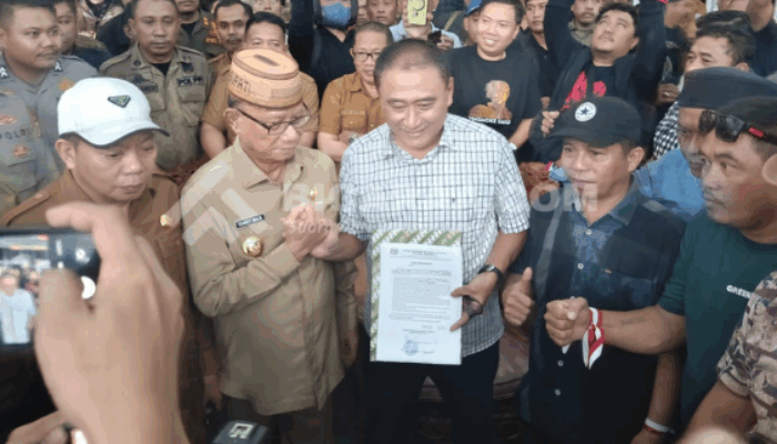 Buktikan Keseriusan, Ketua Komisi II Teken Rekomendasi di Hadapan Penambang