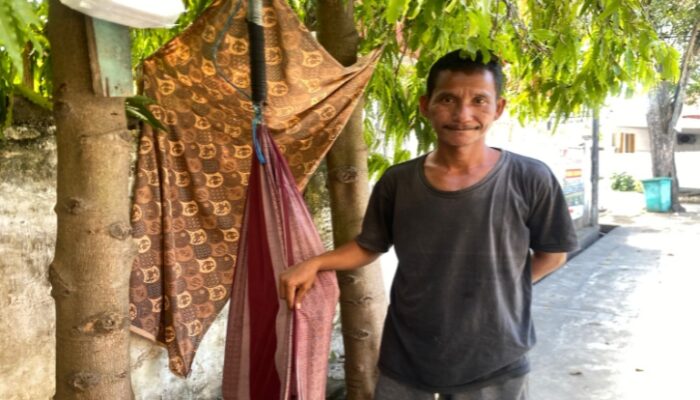 Di Balik Rumah Makan Ayam Geprek Uyat, Ada Kisah Haru Tukang Parkir