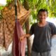 Di Balik Rumah Makan Ayam Geprek Uyat, Ada Kisah Haru Tukang Parkir