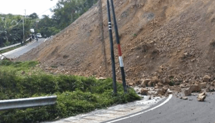 Longsor Tutup Jalan Trans Sulawesi di Bone Bolango, Enam Warga Terdampak