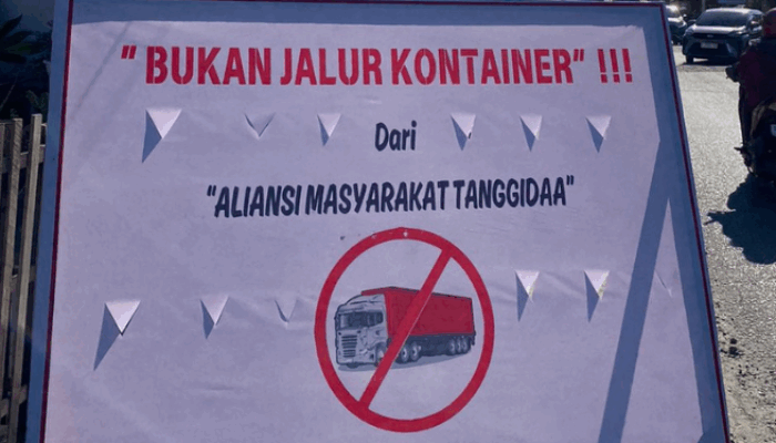 Warga Heledulaa Pasang Spanduk Tolak Truk Kontainer Masuk Permukiman