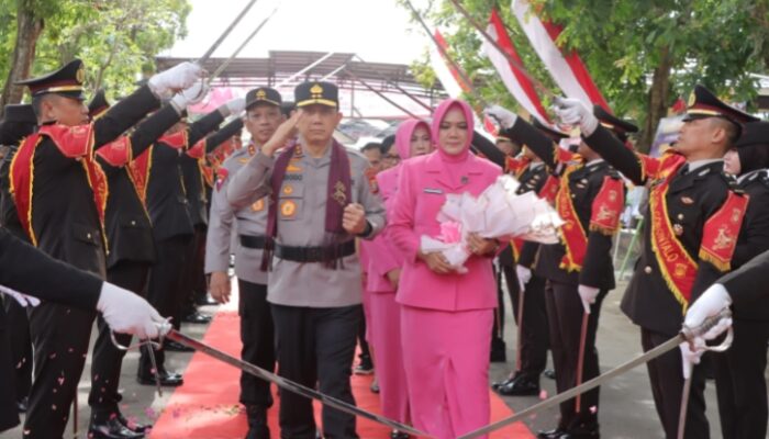 Kapolda Gorontalo Irjen Widodo Disambut Adat Mopotilolo di Bandara Djalaludin