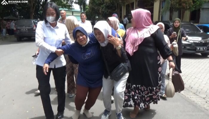 Ibu Korban Oknum Polisi Menangis di Polda, Minta Keadilan untuk Putrinya