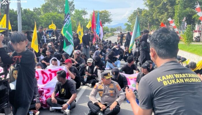 Kapolres Pohuwato Ikut Jalan Kaki Dampingi Massa Aksi hingga DPRD