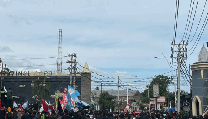 Ratusan Mahasiswa Duduki Simpang Lima Gorontalo, Akses Jalan Lumpuh
