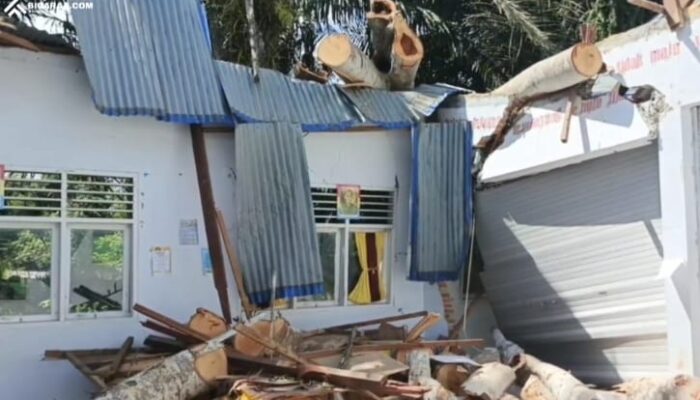 Dua Kelas SMP 1 Tilango Ambruk, Guru dan Siswa Terluka