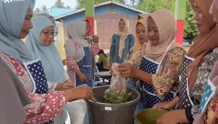 UNIPO Latih Warga Manunggal Karya Olah Eco Enzym dan Abon Cabai