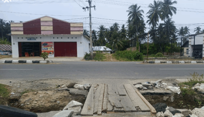 Jalan Nyaris Putus di Marisa, Warga Bertaruh Nyawa Setiap Hari