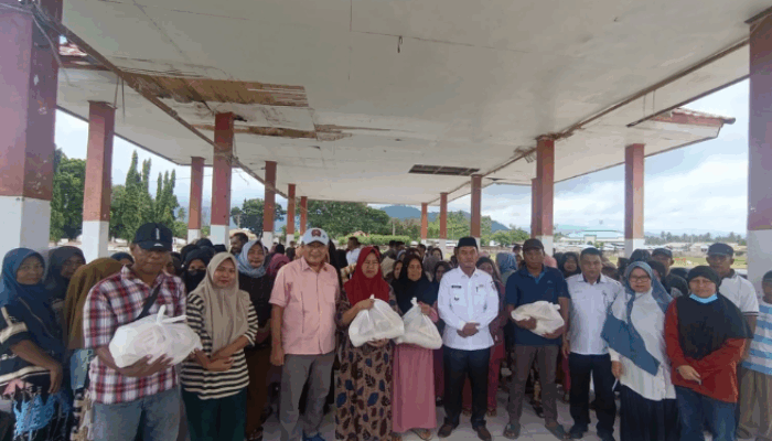 Mikson Yapanto Salurkan Bantuan Rawan Pangan untuk 200 Warga Popayato