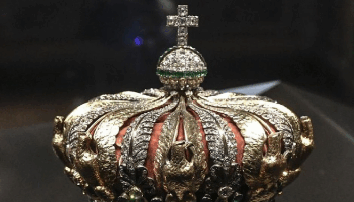 Perhiasan Warisan Napoleon Senilai Rp1,6 Triliun Raib dari Museum Louvre