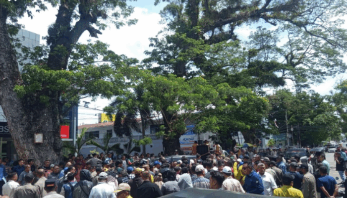 Ratusan ASN Geruduk Kantor BSG Desak Pengembalian Saham Daerah