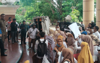 386 Tangis Guru Honorer Pecah di Depan Kantor Gubernur Gorontalo