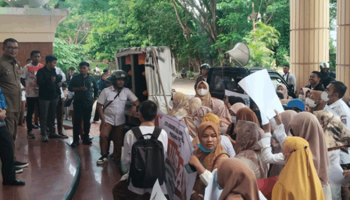 386 Tangis Guru Honorer Pecah di Depan Kantor Gubernur Gorontalo