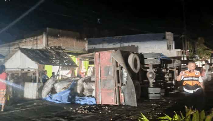 BREAKING NEWS: Truk Kopra Terguling Usai Tabrak Trotoar di Pohuwato