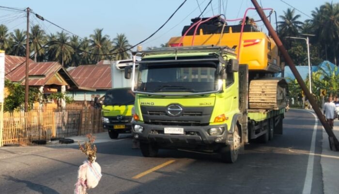 Mobil Pengangkut Excavator Hantam Tiang Listrik, Manawa Sempat Macet