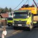 Mobil Pengangkut Excavator Hantam Tiang Listrik, Manawa Sempat Macet