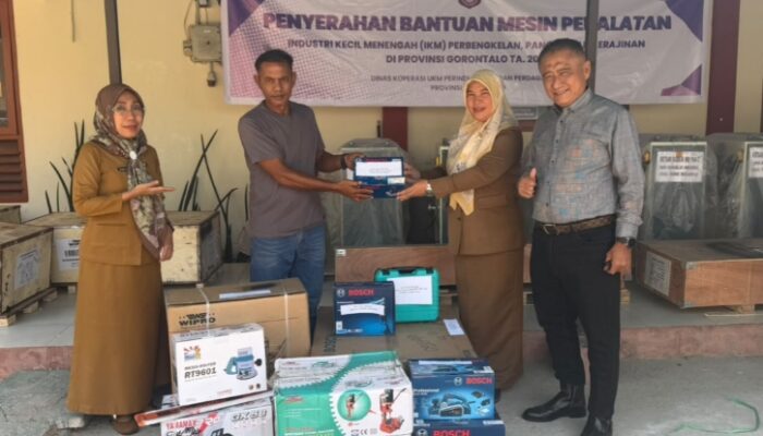 Dukung Usaha Warga, Mikson Serahkan Bantuan IKM Meubel